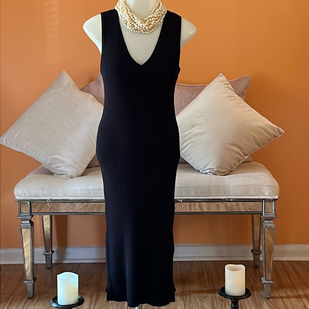 BLACK SLEEVELESS DRESS